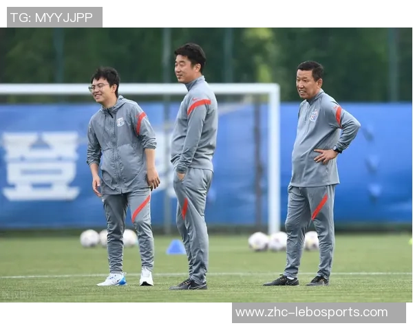 足球点评：解析最新赛事动态与球员表现，展望未来比赛走势与战术变化